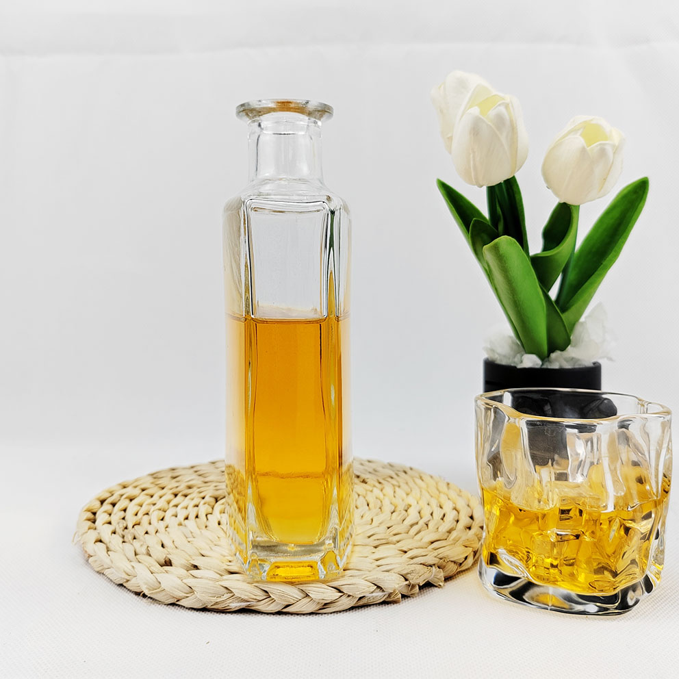 Flat Square Whiskey Vodka Rum Tequila Gin Spirits Glass Bottle with Cork Sealing Type