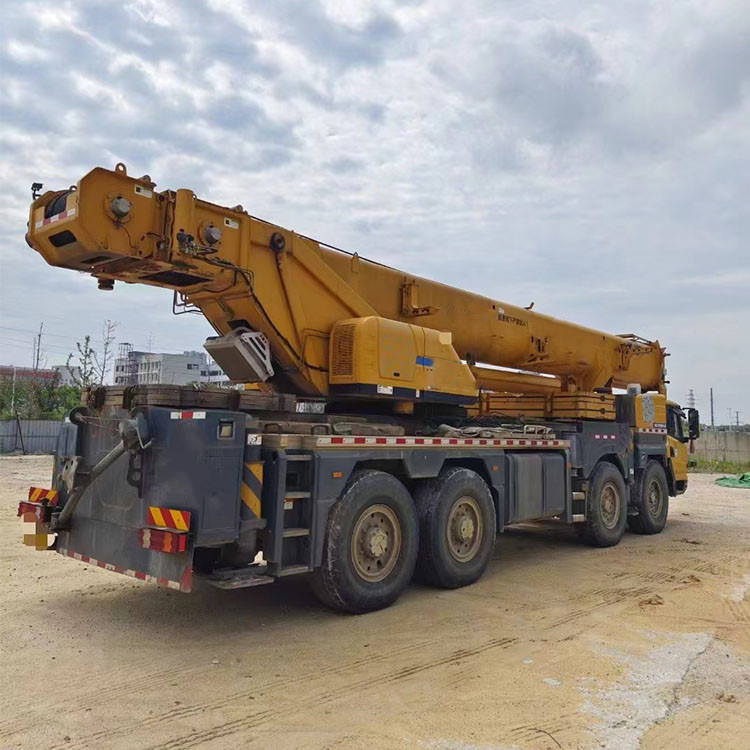130 Ton XCT130 Hydraulic Telescopic Boom Lifting Crane for Construction Site Project