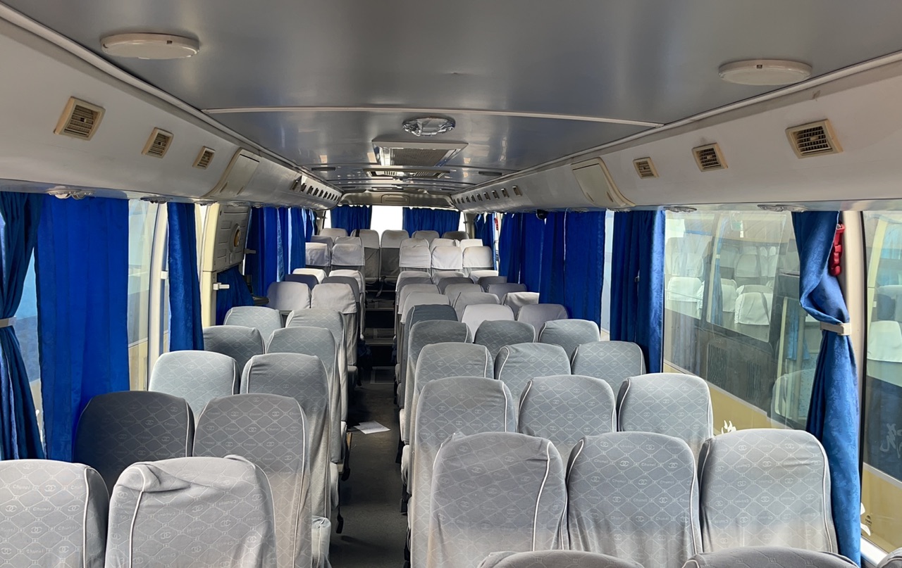 65 Seats Luxury Coach Bus Max Speed 100km/h Engine Capacity 8L Customized Color Used