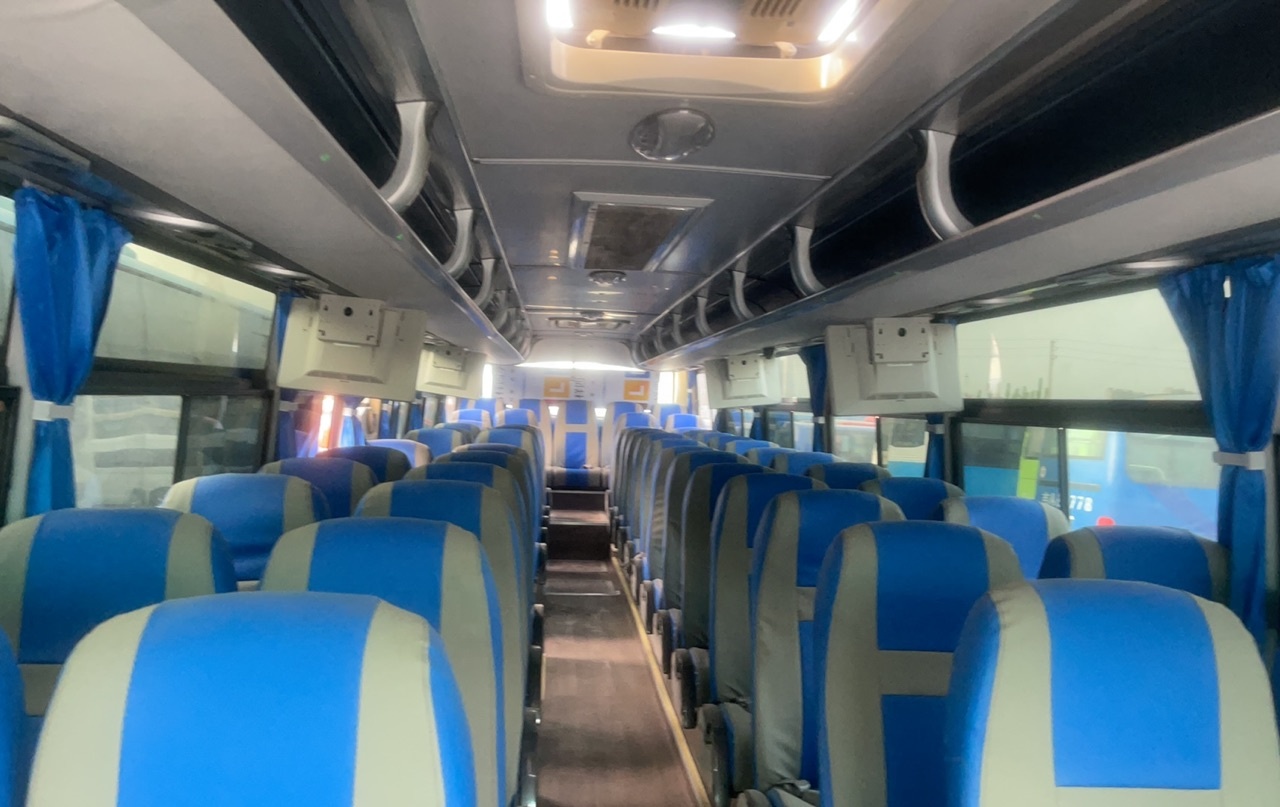 Manual Transmission Luxury Coach Bus Good Condition Used Bus with 9.726L Displacement