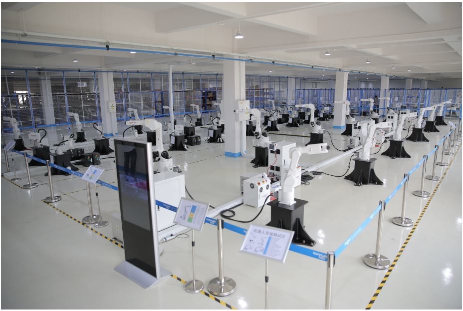 Six Axis Industrial Welding Robots Pure White Color Motion Control Tech