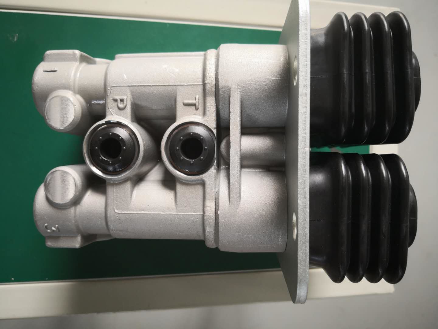 Machinery Excavator Parts Pilot Control Valve For Foot Pedal Valve
