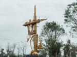 ODM / OEM Large Outdoor Statues Golden Color Painted For Urban Decoration