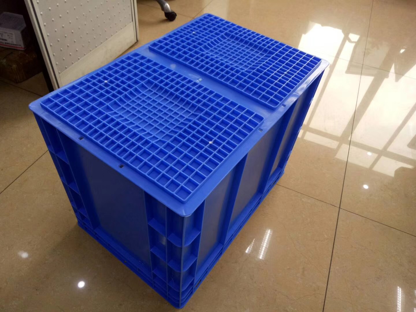 Virgin Polyethylene Blue 600*400 mm Euro Stacking Containers With Loading Capacity 40kg