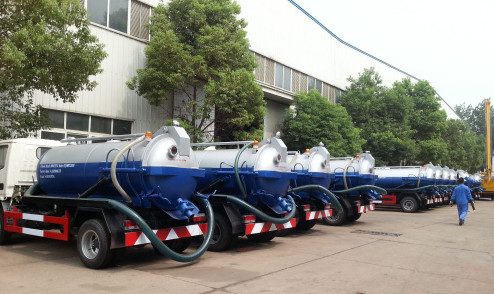Sewer suction truck tanker dongfeng 5000 liters sewage sucking truck for sale