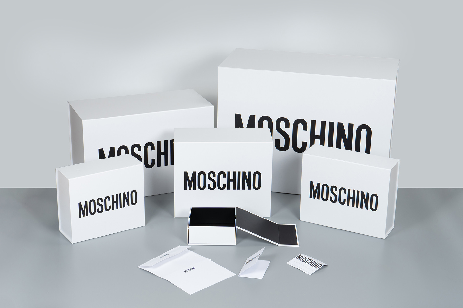 MOSCHINO Automatic Foldable Paper Boxes Gift Packaging With Magnets
