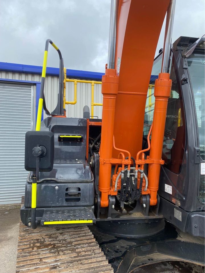 Original Used Hitachi ZX130 mini Excavator 13 Tonnage ISUZU Engine 69kw Rated Power