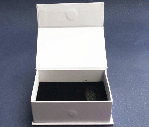 Manufacturers order white flip box, cosmetics craft flip box, jewelry packaging paper hard box