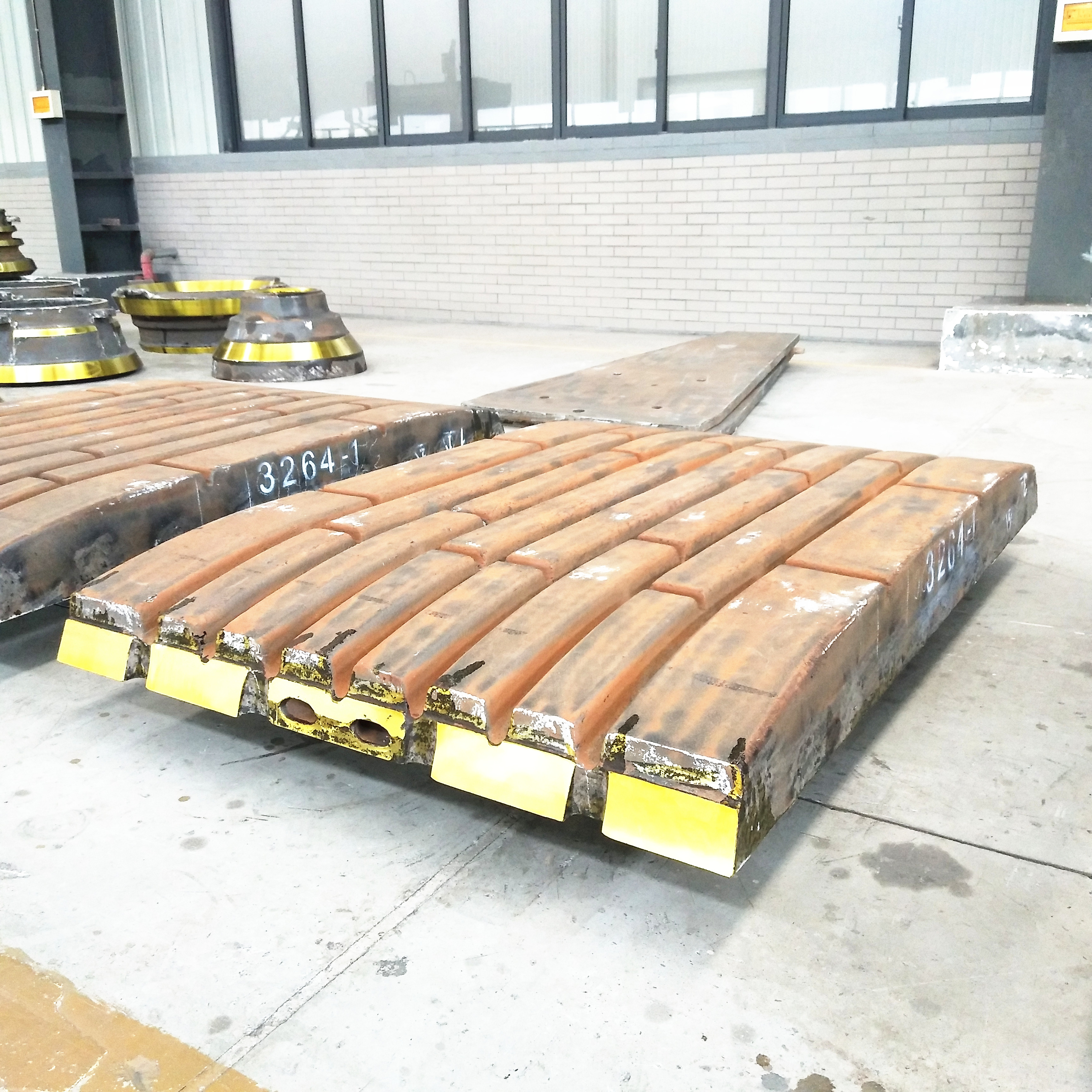 Mining wear parts crusher jaw plate measurements 
