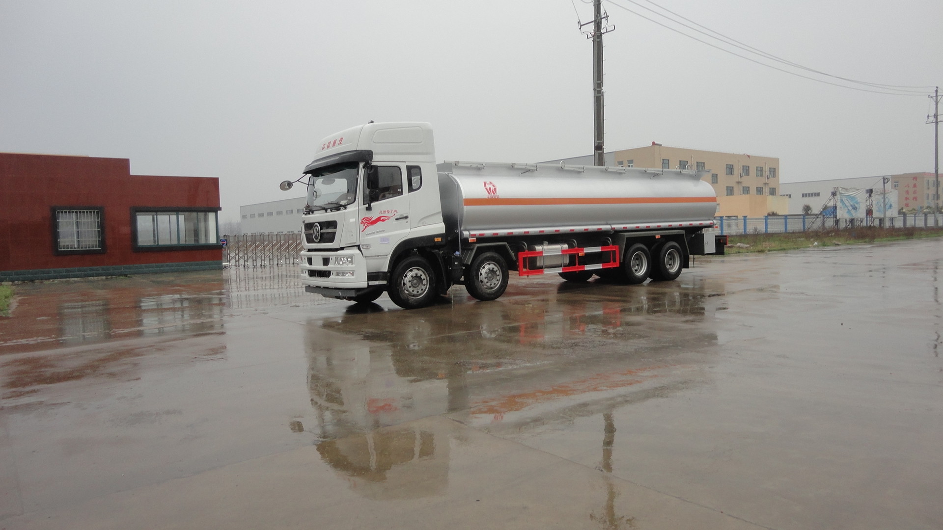 Sinotruk HOWO 20000L-30000L fuel tank truck / oil tank vehicle fuel truck