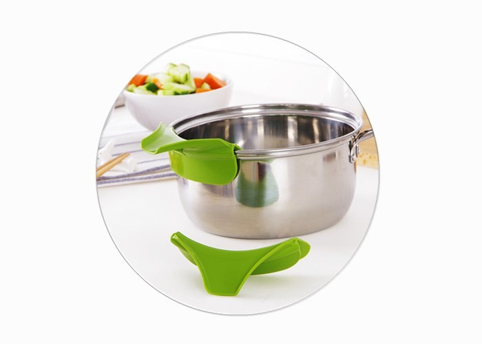 Multi Function Silicone Kitchen Gadgets / Silicone Slip On Spout Pourer