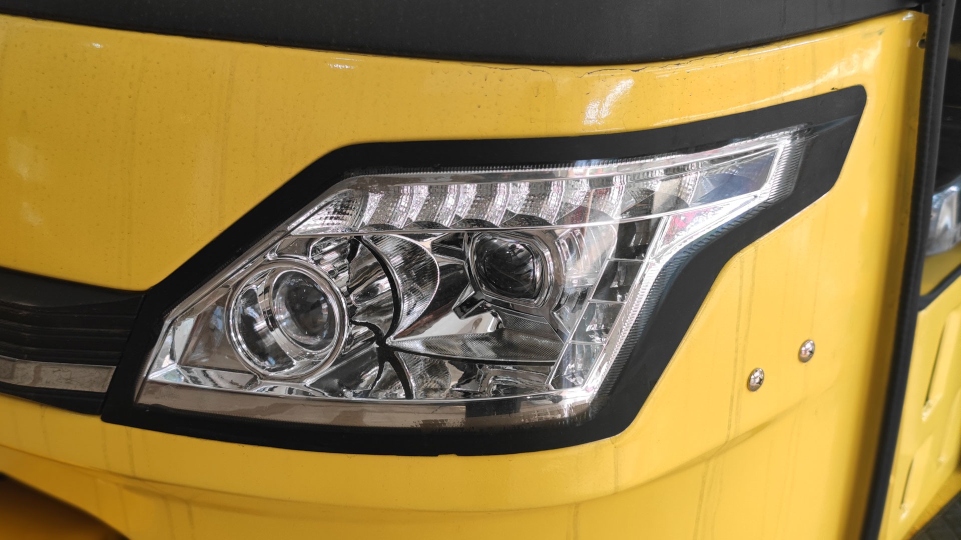 Three Wheeler Auto Rickshaw for 6 Passengers Grade Ability ≥25° and Tire Size 4.5-12