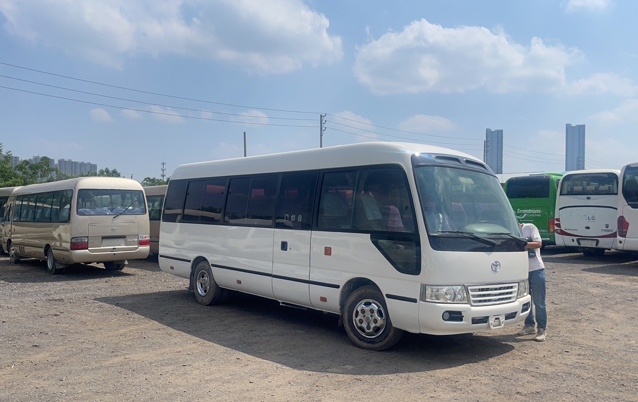 Left Drive Toyota Coaster Bus 26 Seats and 30 Seaters Mini Bus with Engine Capacity 4L