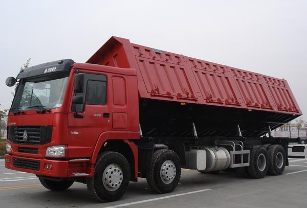 Sinotruk HOWO 8x4 dump truck 371HP new design Payload Ventral lifting