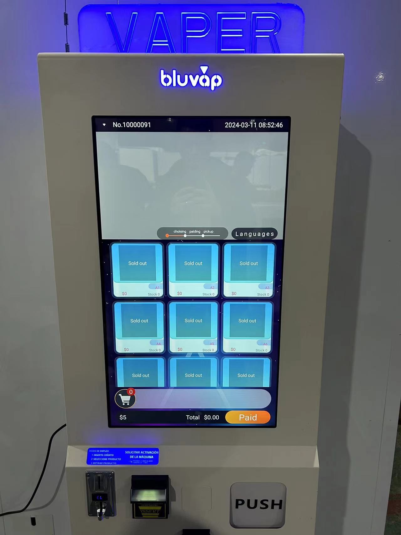 24 Hours Self Service Lipsticks Vending Machines Stand Alone With 32" Digital Touch Screen