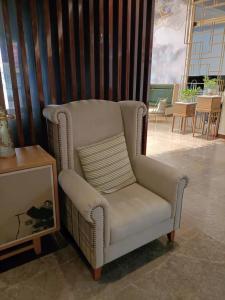 Wholesale 930*900*1150mm White Single Sofa Chair Tufted Fabric Recliner Rolled Arm from china suppliers