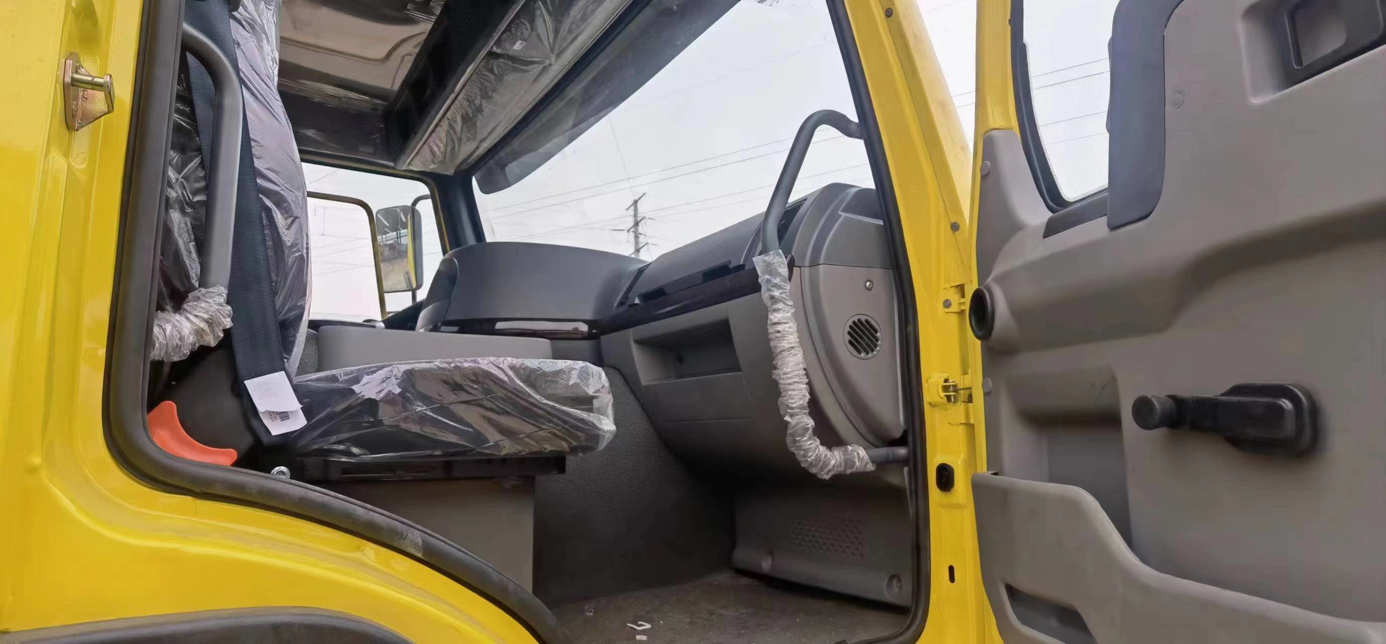 Used Cargo Trucks 8×4 Drive Mode Sinotruck Howo Cargo Truck Chassis 11 Meters Long 12 Tires