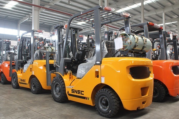 2.5t Gas Lifter Forklift with Nissan K25 Engine