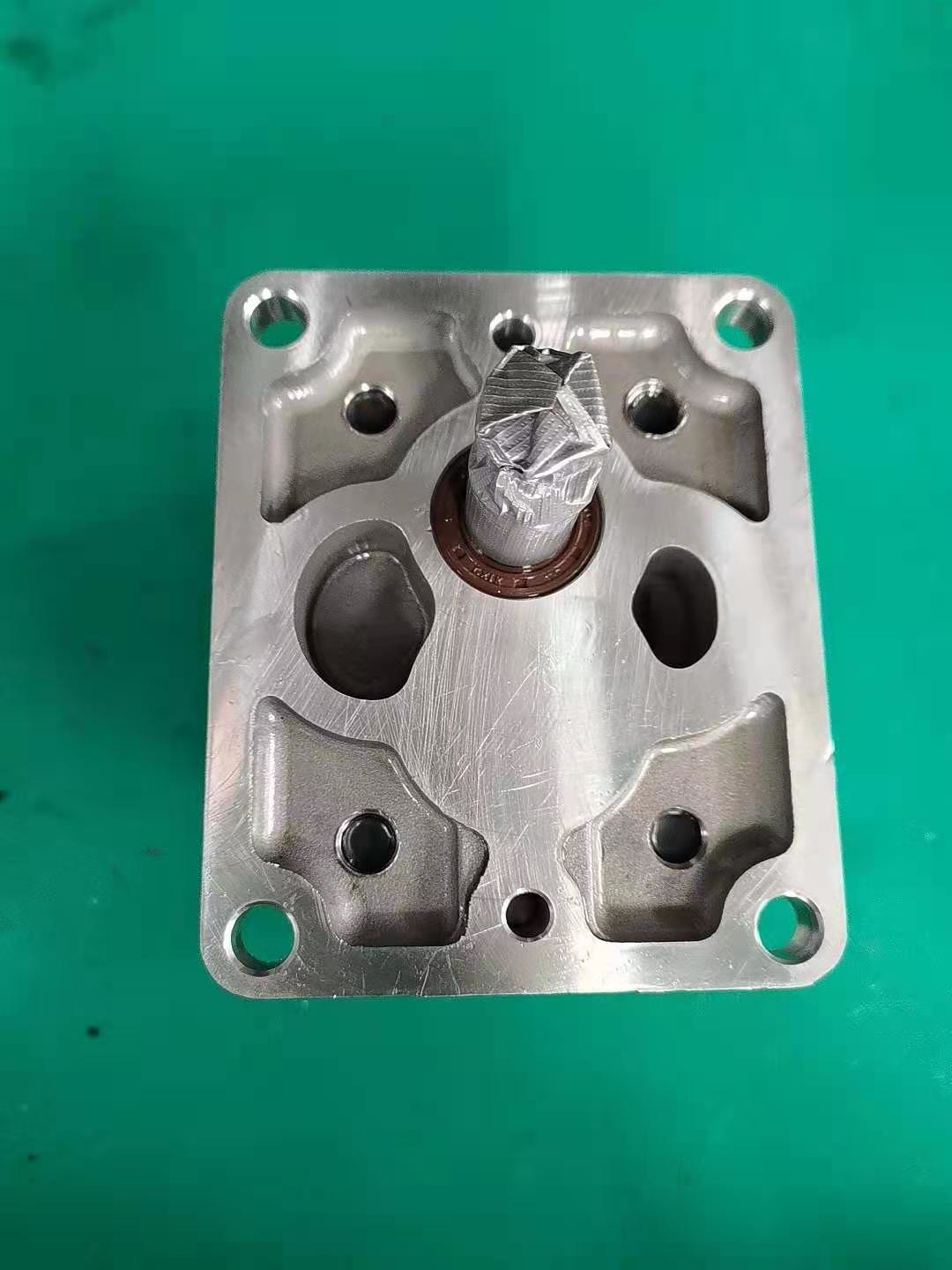 705-22-28310 Komatsu Gear Pump Trucks HD465 HD605 Weight: 4.592 kgs
