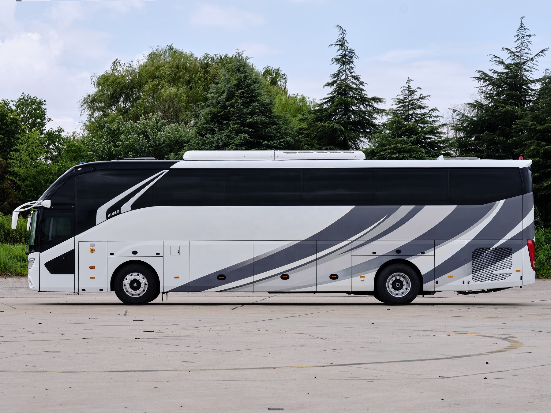 Manual Transmission 50 Seats Comfortable Tour Passenger Coach Bus with 6000mm Wheelbase