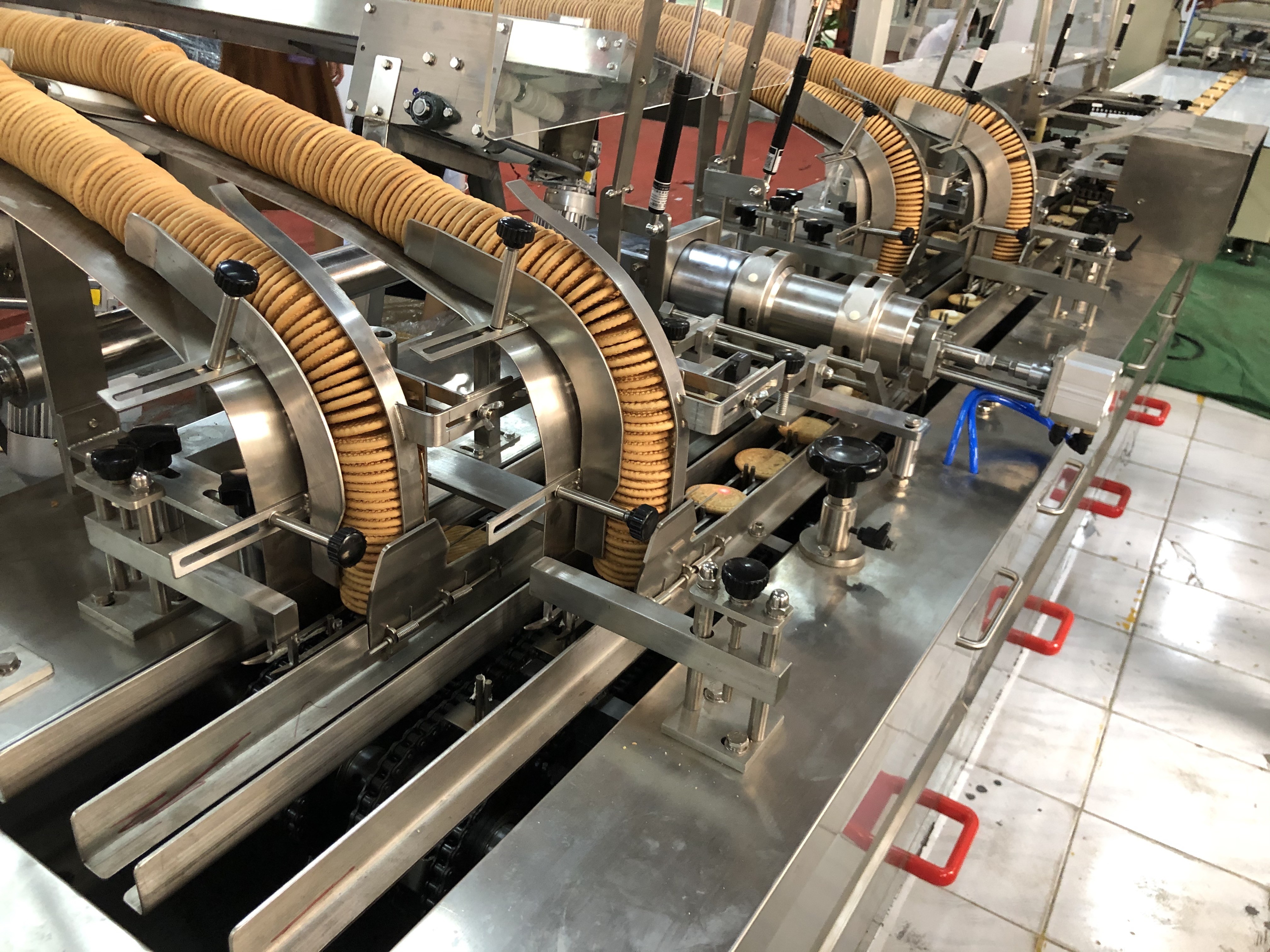 High Speed 304 SS Filling Jam Chocolate Automatic Sandwich Biscuit Machine