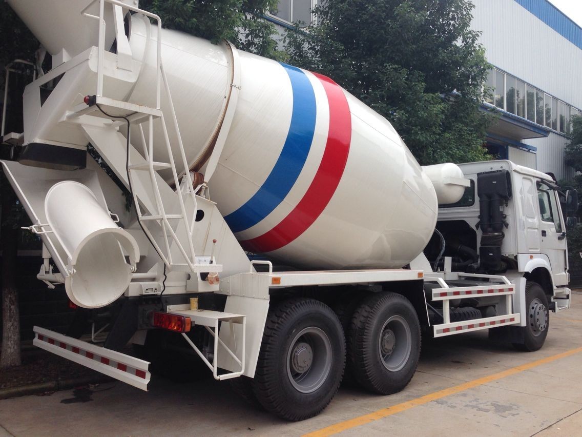 Sinotruk Howo Concrete Mixing Transport Truck , Cement Mixture Truck