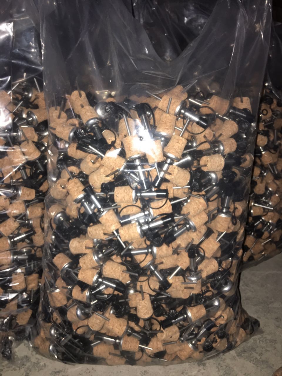 2017 Wholesale Stainless Steel Liquid Pourer for Olive Oil Wine with Plastic Cap, Good Quality and Competitive Price