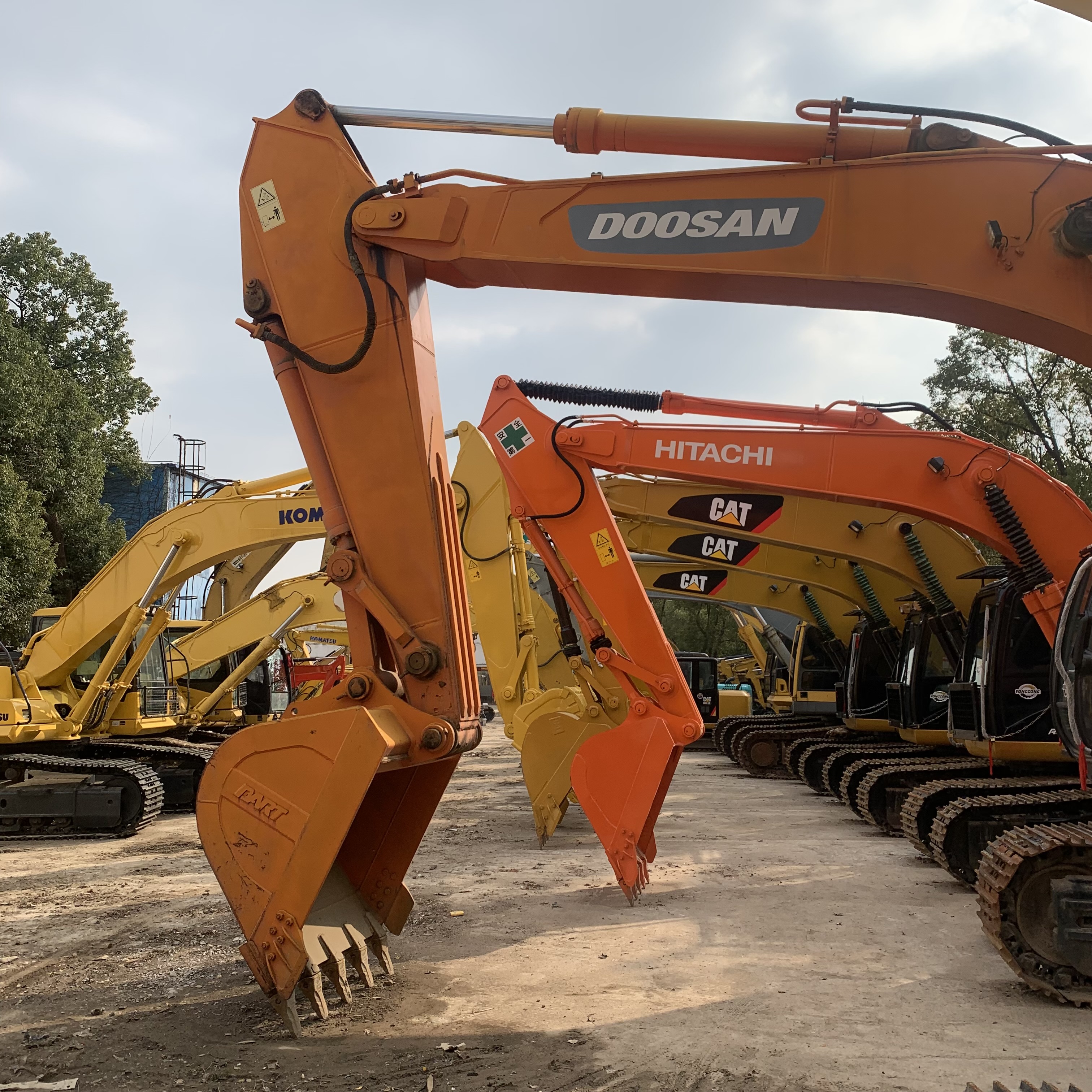 Affordable Doosan DH420 Excavator with 1.9m3 Bucket Capacity and 42000 KG Weight