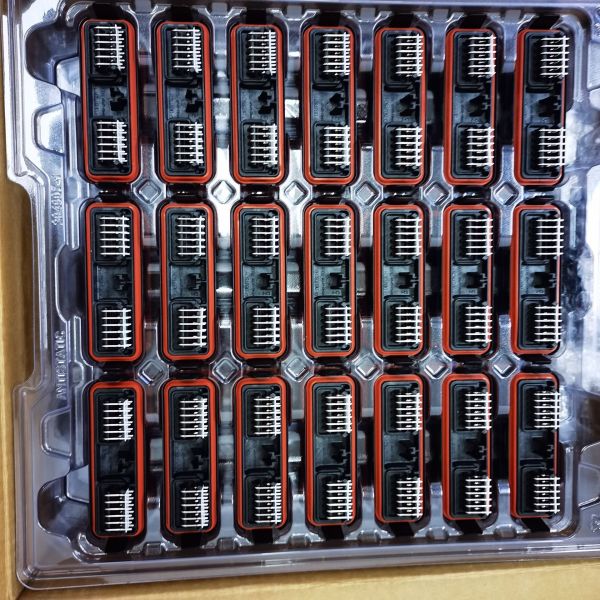 DTM13-12PA-12PB-R008 TE Connectivity Deutsch Connectors Right Angle 24 Circuit Dual Row 250 VAC Through Hole Deutsch Header