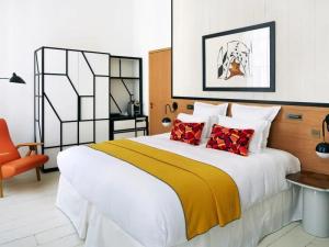 Wholesale Mauritania hotel furniture from China manufactuer wood bed with nighstand and Upholstered sofa chairs from china suppliers