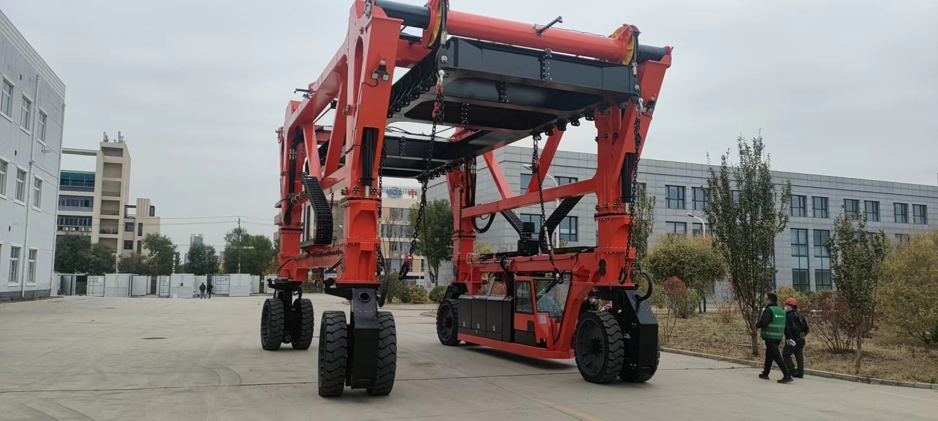 80T Container Straddle Crane , Mobile Gantry Crane Truck with diesel power battery power