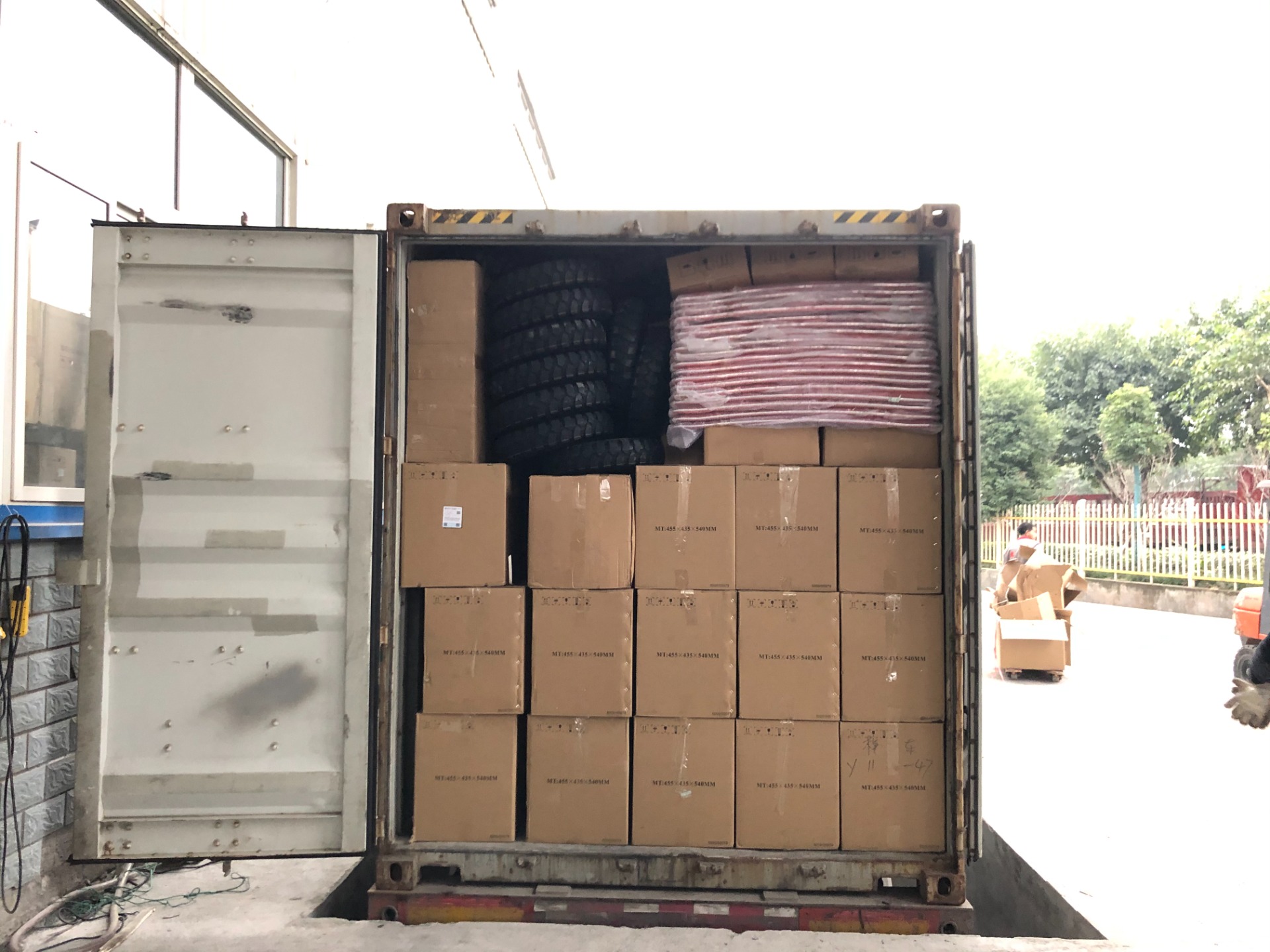 Sell 250cc High Power Handicap Closed Body Cargo Tricycle with 1000kg Loading Capacity