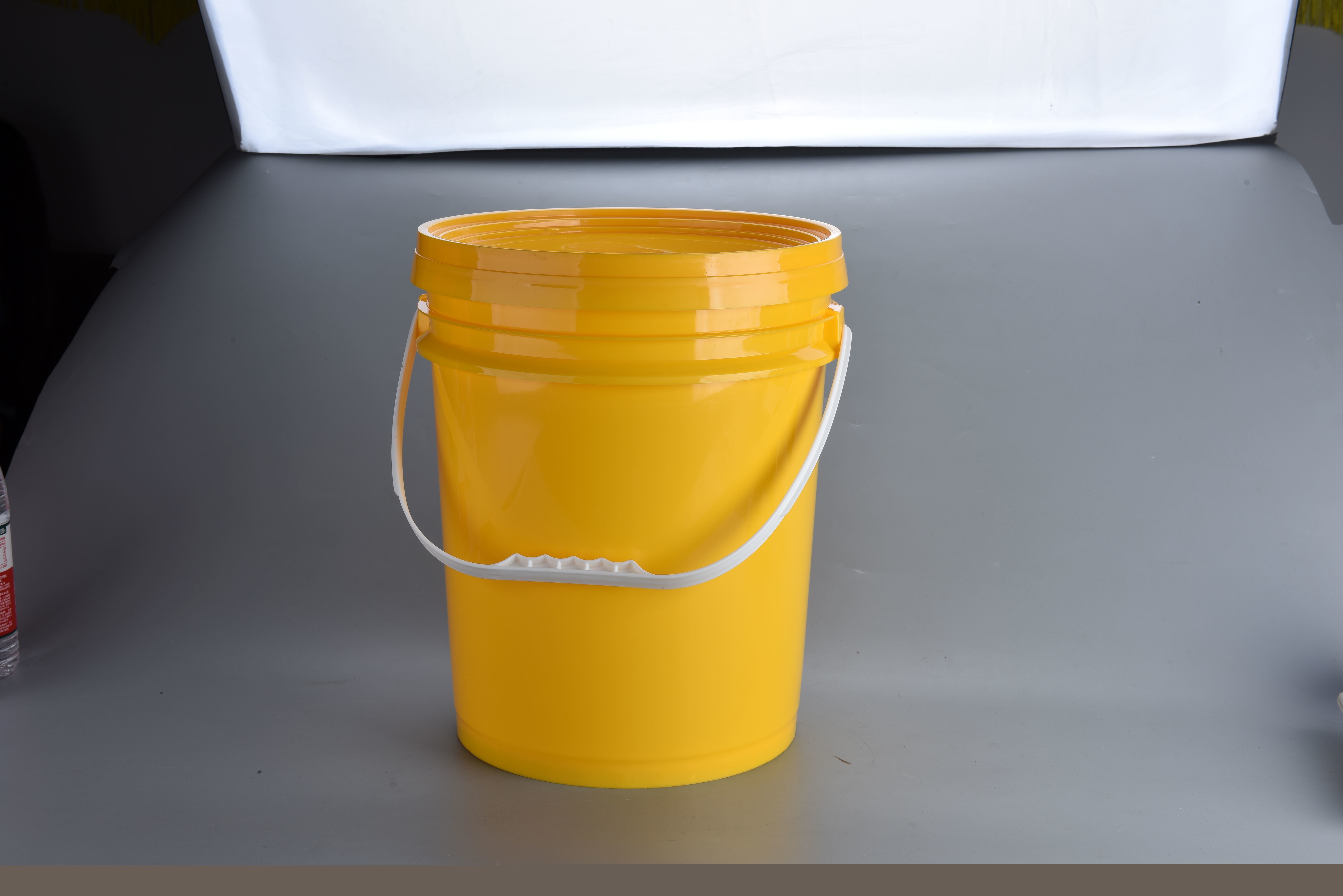 18L Customizable Plastic Paint Bucket For Chemical Packaging With Various Sizes Available