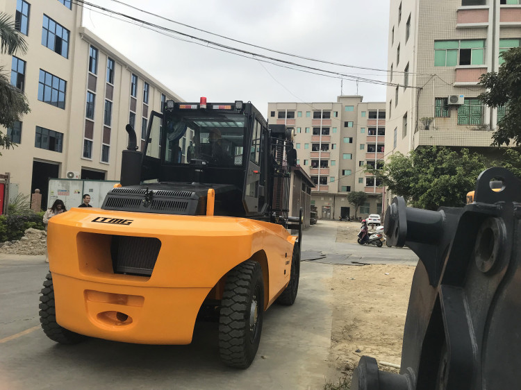 Factory Workshop Diesel Forklift Truck 15 Ton Capacity 1800mm Fork Length