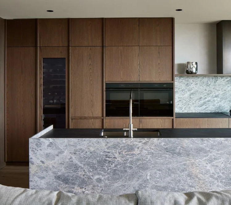 Custom Modern Style Quartz Countertop Kitchen Cabinet with Island Oak Wood Veneer Kitchen Cabinet