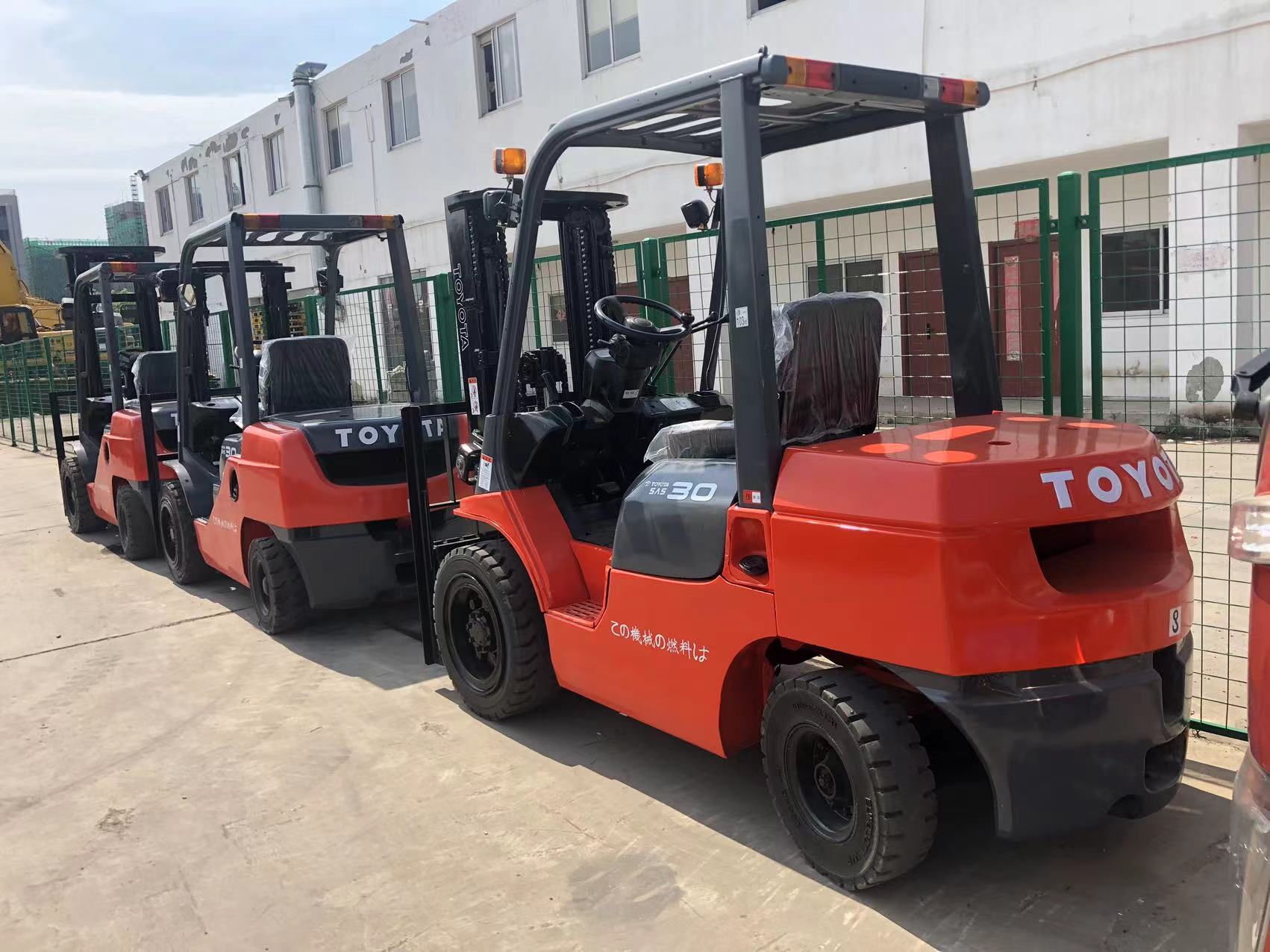 Min. Lifting Height of 150mm 8FD30 Folk Lift from Japan with 3 Ton Lifting Capacity