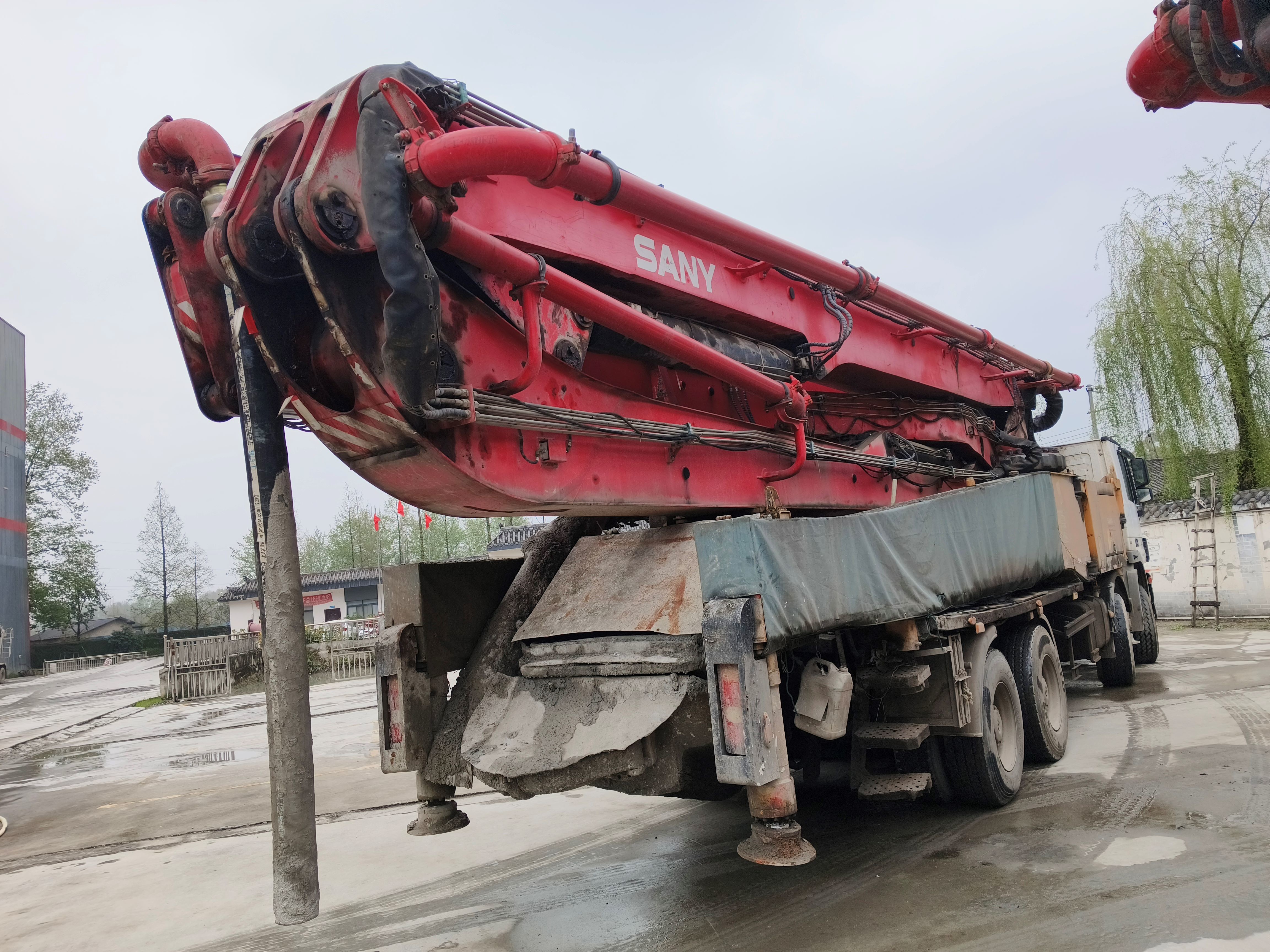 Red and Yellow SANY 56M Mobile Concrete Pump Total Weight 34600kgs for Stable Pumping by SANY