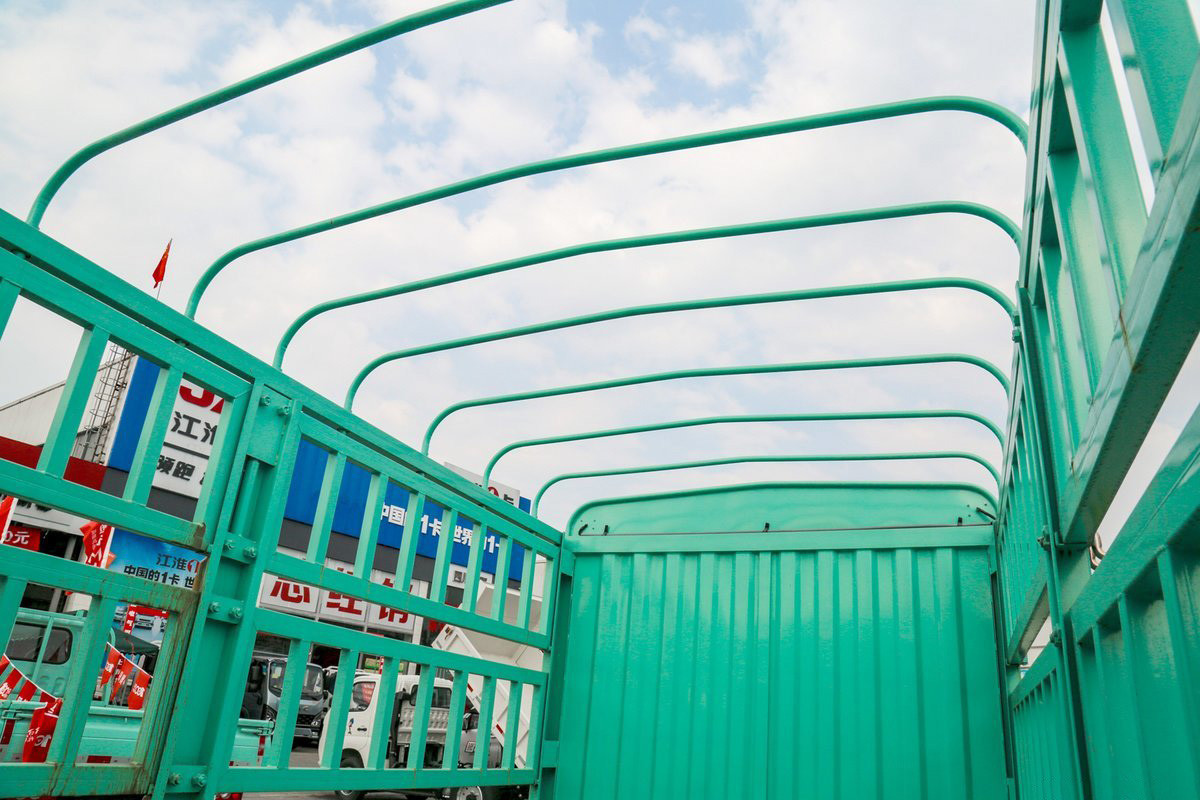 Foton Auman Mini Truck 2.0L 127HP CNG 3.815m High Roof Deflector Fence Truck Shock-Absorbing Seats