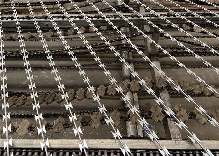 65mm Welded Galvanized Straight Line Barbed Diamond Razor Mesh Fencing