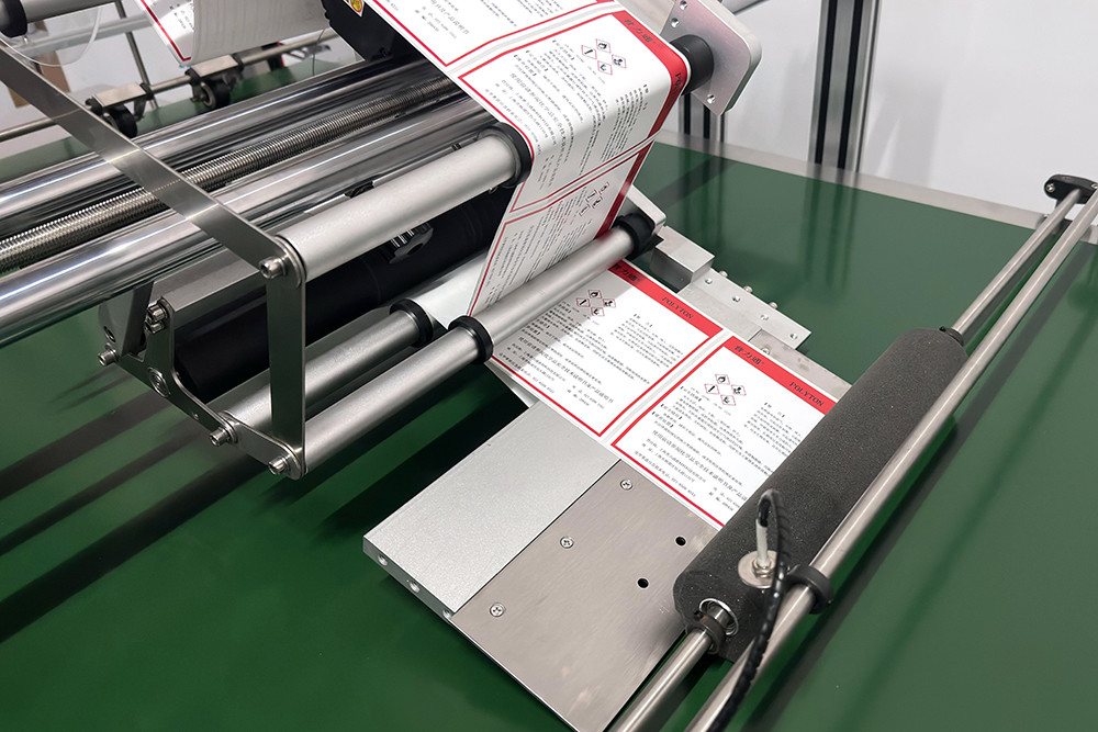 YM210D Automatic Labeler Machine Pouch Paging Function For Small Bag Stand-up Pouches