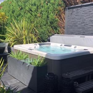 Wholesale Garden 5 Seats Luxury Automatic Massage Spa Bathtub Outdoor Hot Tub from china suppliers
