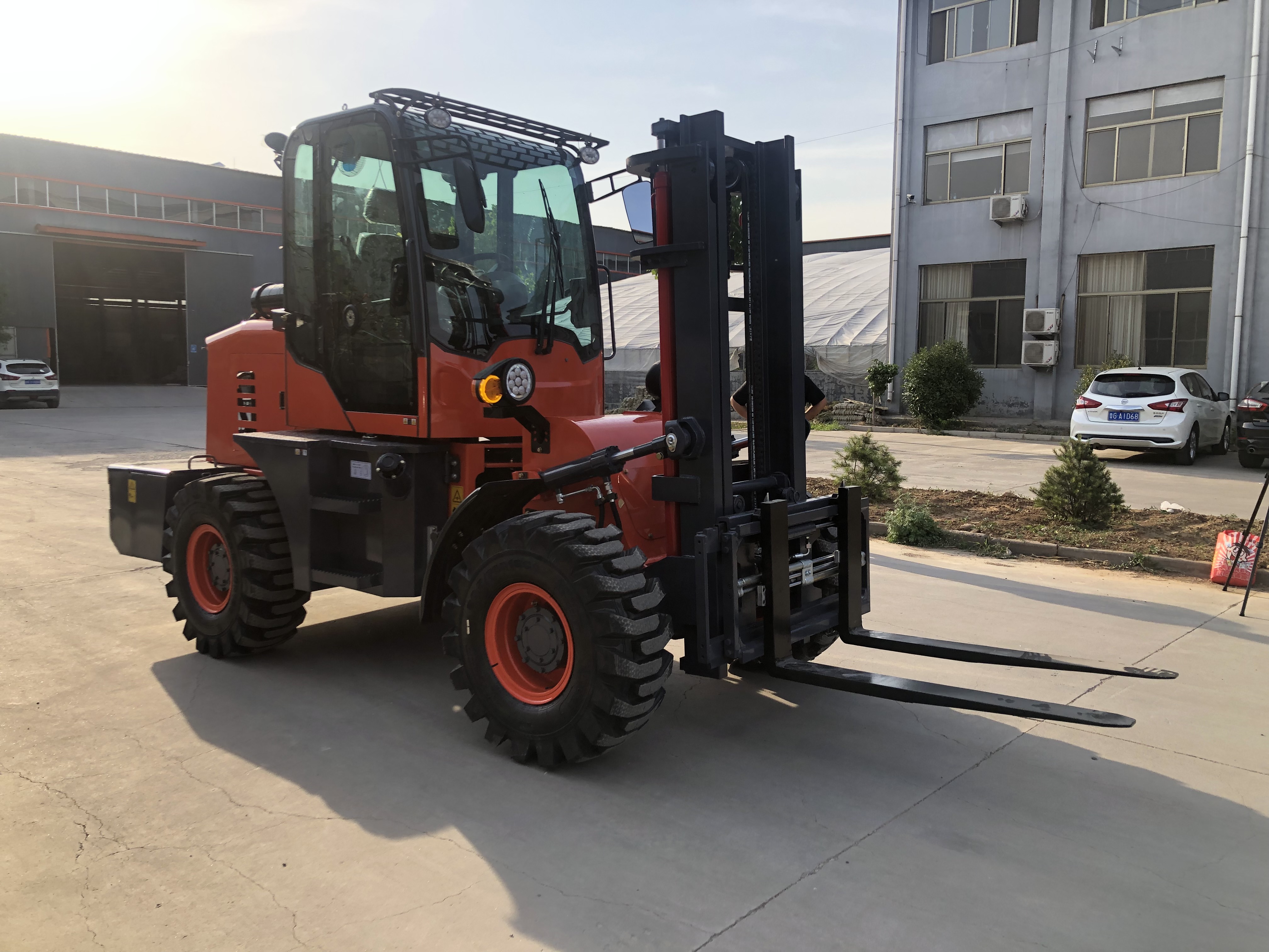 4X4 Off Road Forklift Loader 3ton 4ton 5ton for Food Shop within 1CBM Bucket Capacity