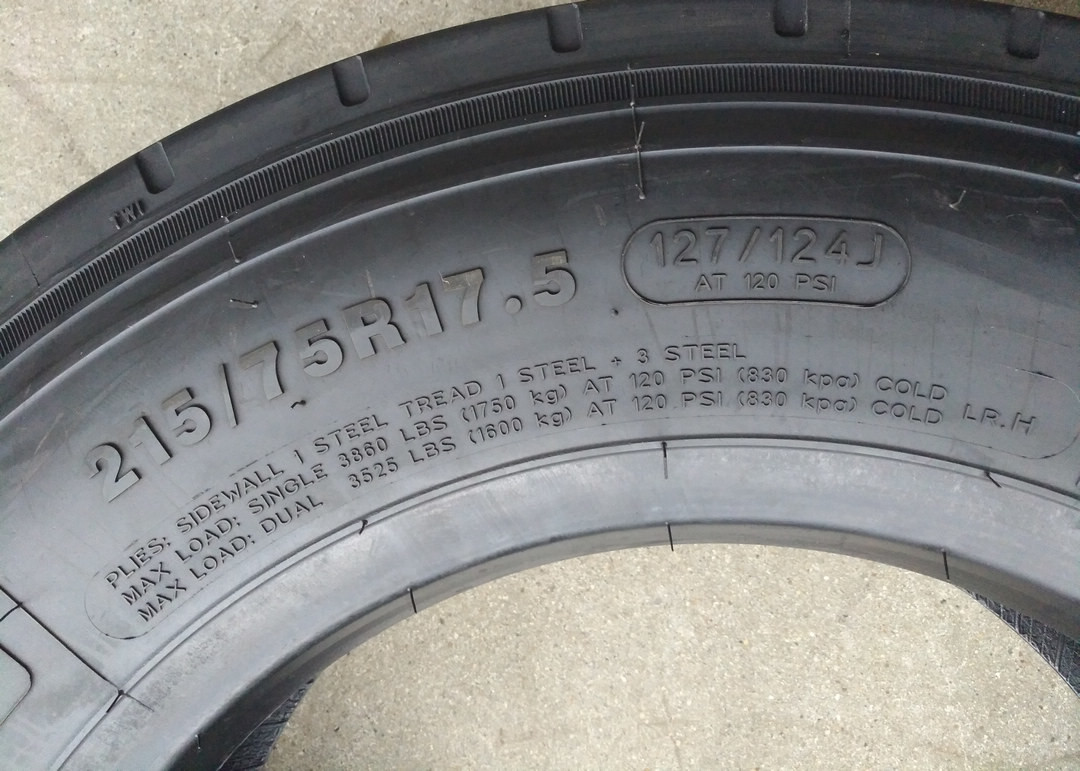 Zigzag Grooves Light Truck Tires 215/75R17.5 Enforced Structure For All Position