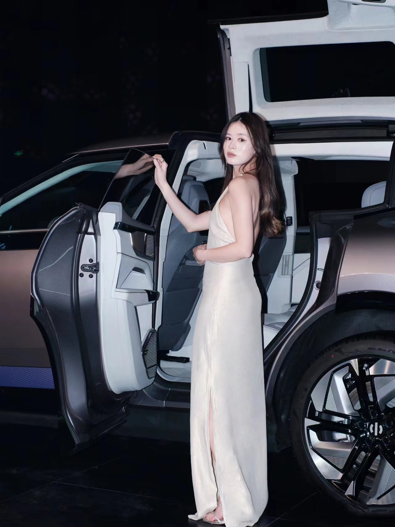 2023 HiPhi Y Electric SUV with 5 Doors and 5 Seats 20" Tires 560KM Maximum Range Pioneer Edition 190km/h Speed Long Range