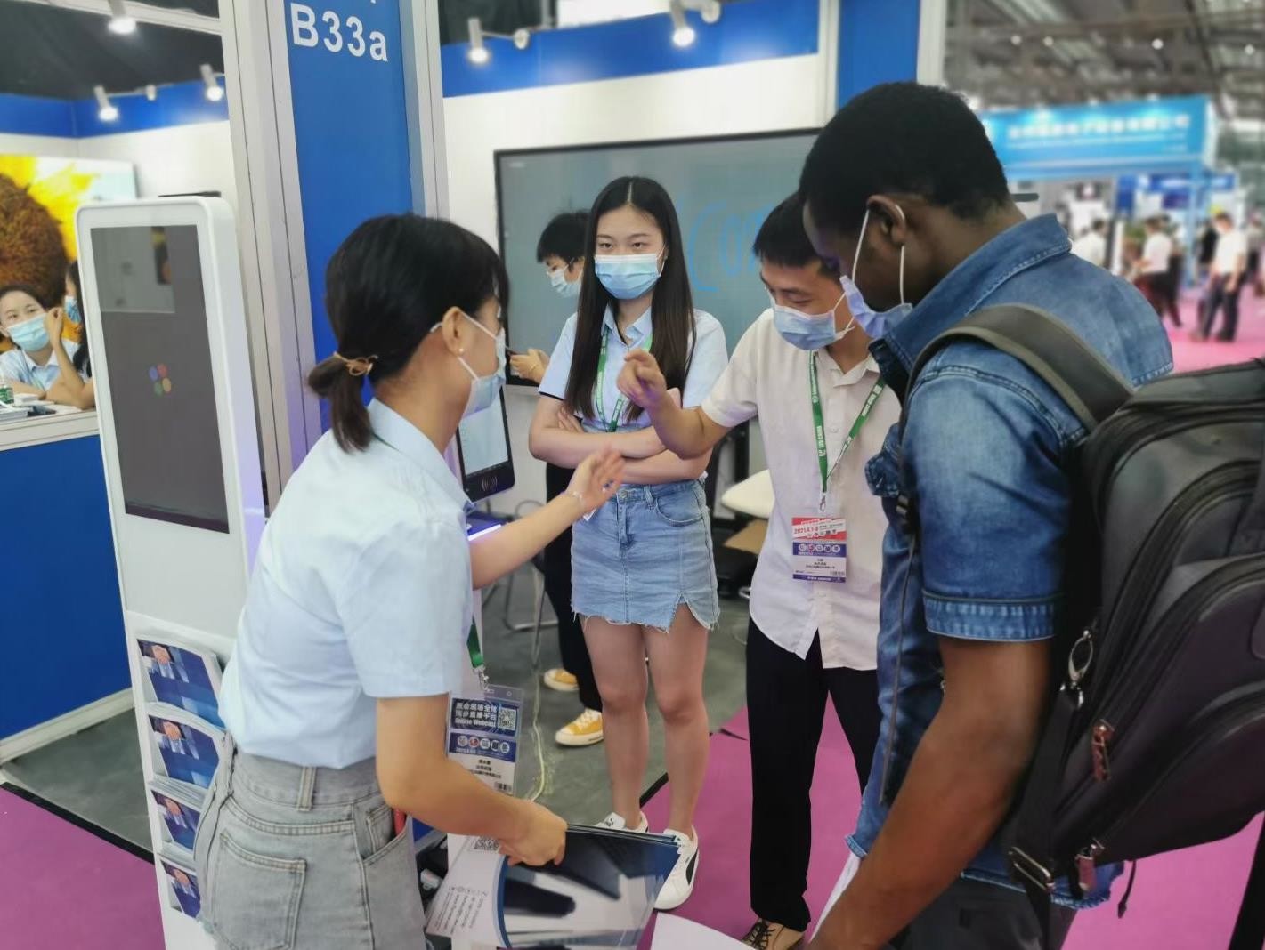2500 Nits Shop Interactive Window Display Signage / Window LCD Screen For Retail