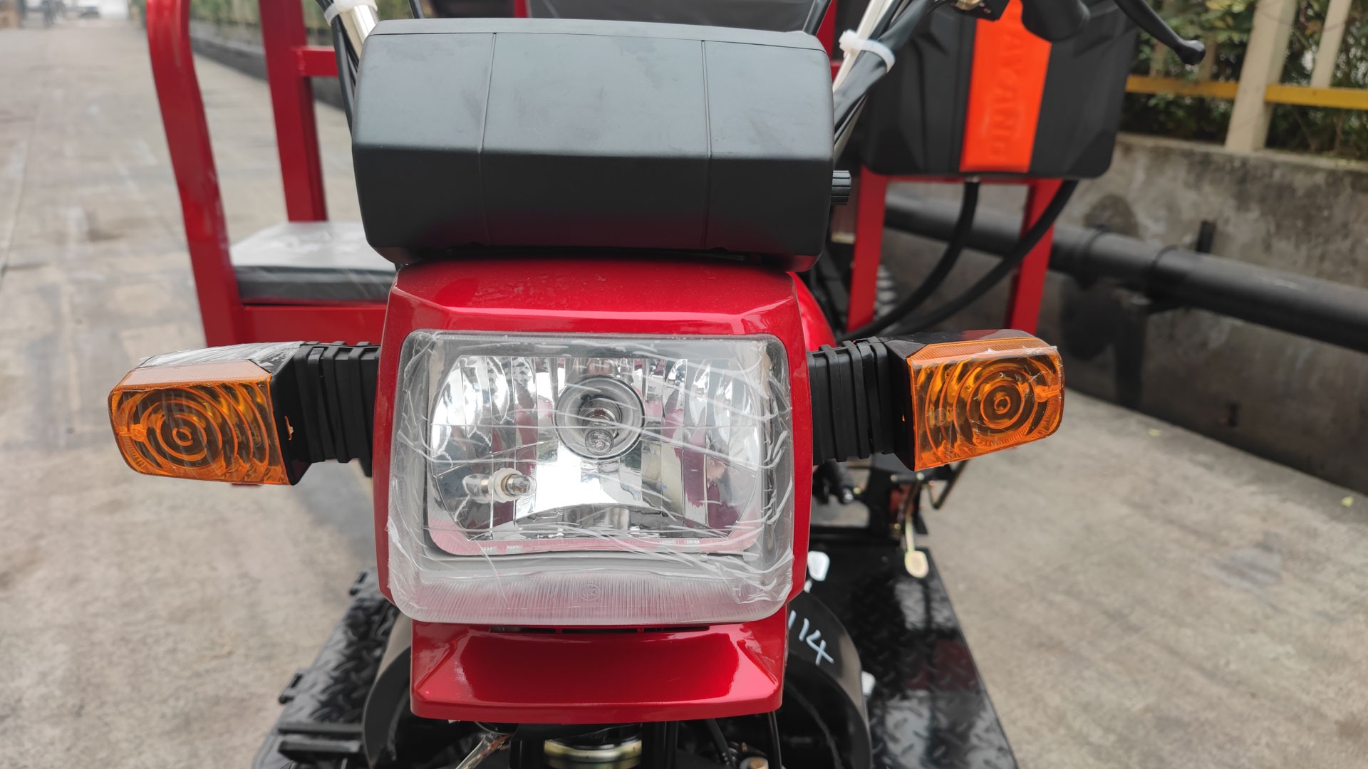 Maximum Speed 50-70Km/h High Cargo Side Adult Recumbent Tricycle 200cc Tipper Motorized