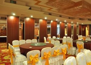 Wholesale Art Gallery Mirror Sliding Doors , Sliding Bathroom Doors For Meeting Room from china suppliers