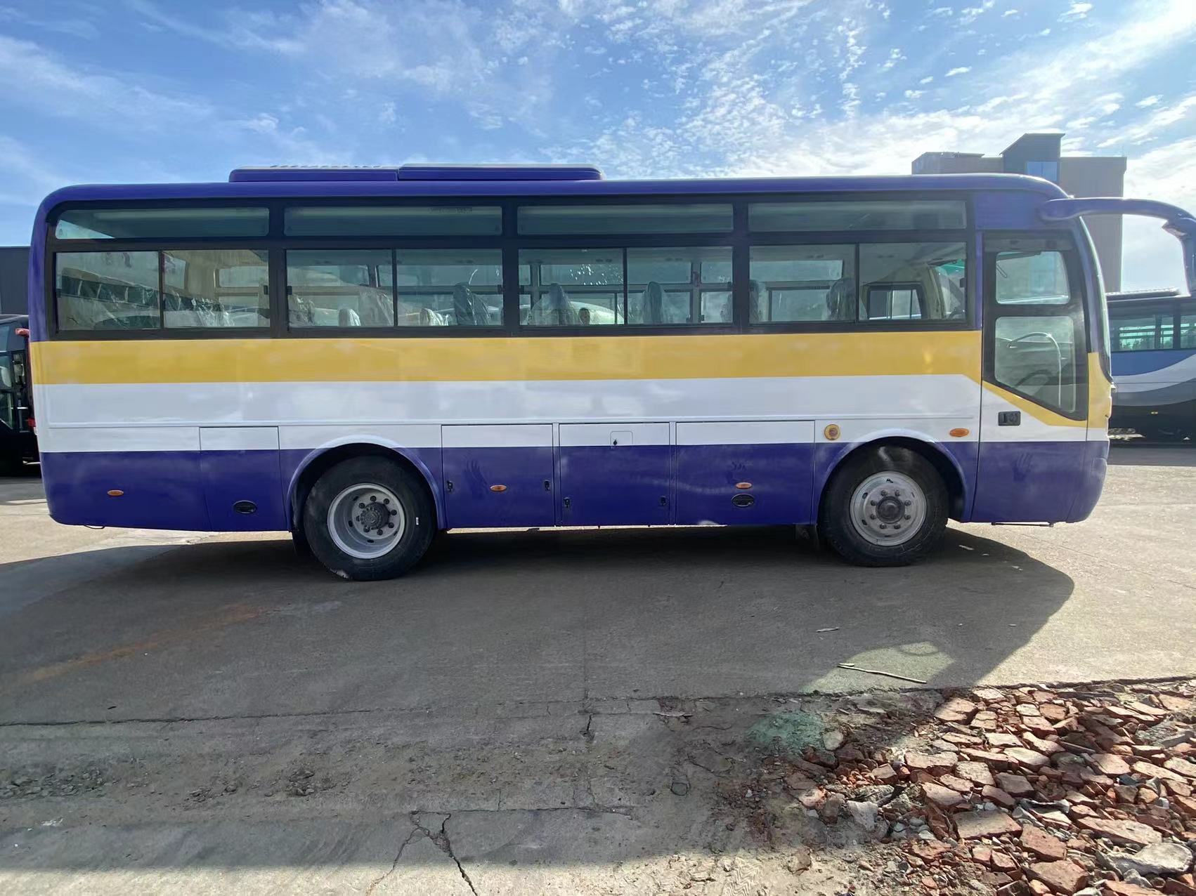 45 Seater Youtong Tour Coach Bus with Toilet and Manual Transmission at Good Prices