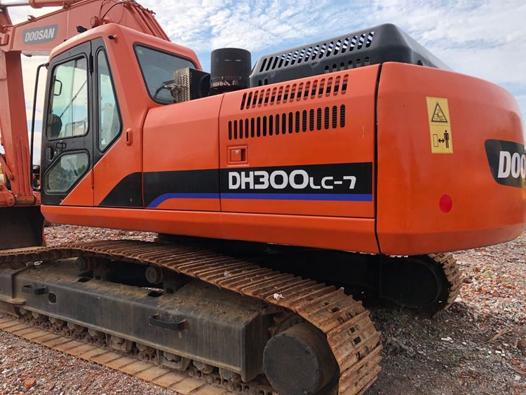 Used Doosan DH300 Excavator 5ton Operating Weight for Your Hydraulic Crawler Digger