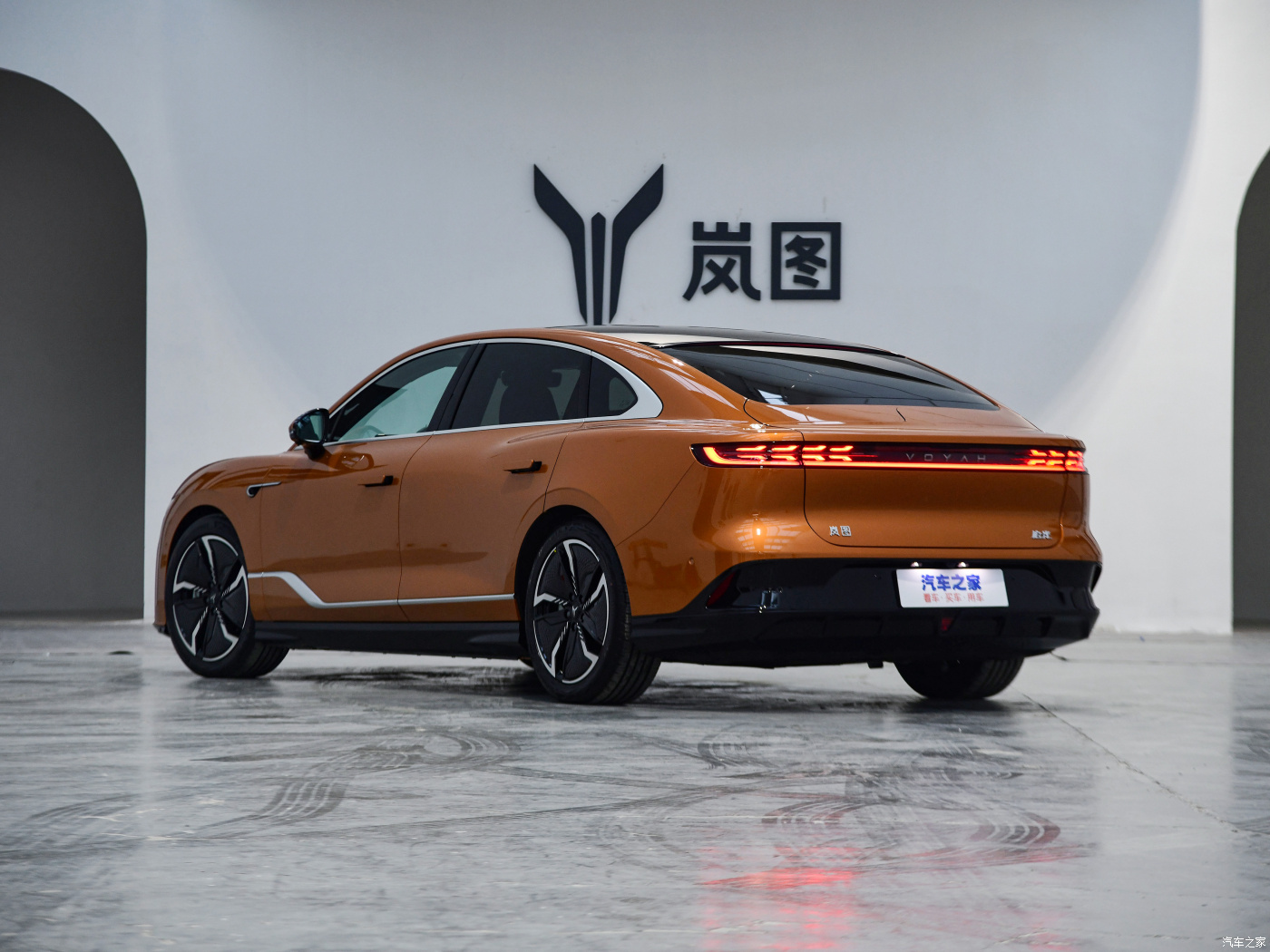 Voyah Chasing Light Car Electric Ev Cars Orange Front and rear tire size 245/45 R20 Zhuiguang Chasing 580km Standard